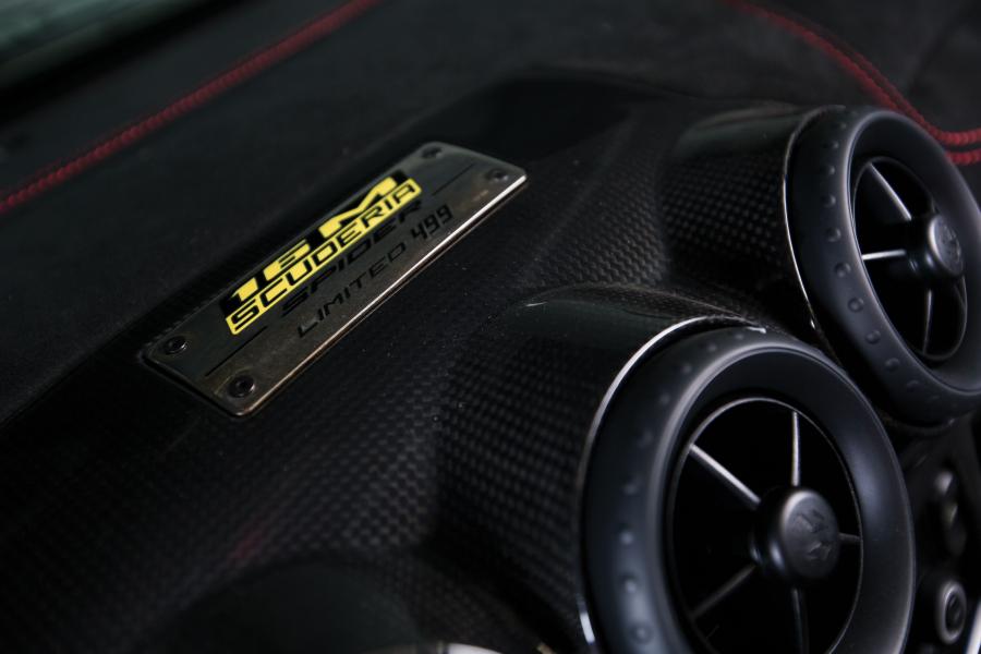Детали интерьера Ferrari F430 Scuderia Spider 16M 2008 года  (NA) (фото 19 из 29)